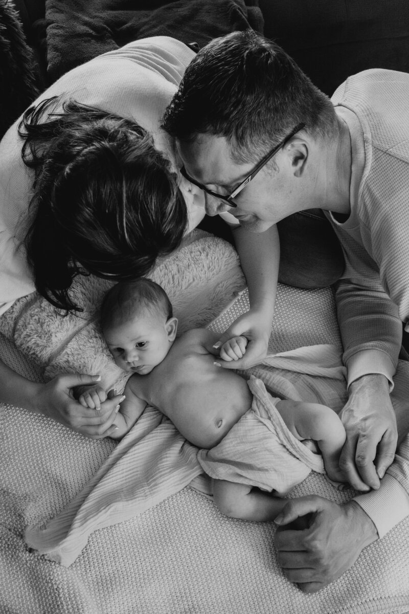 Schwarz weiss Bild von Mutter, Vater und Baby von oben