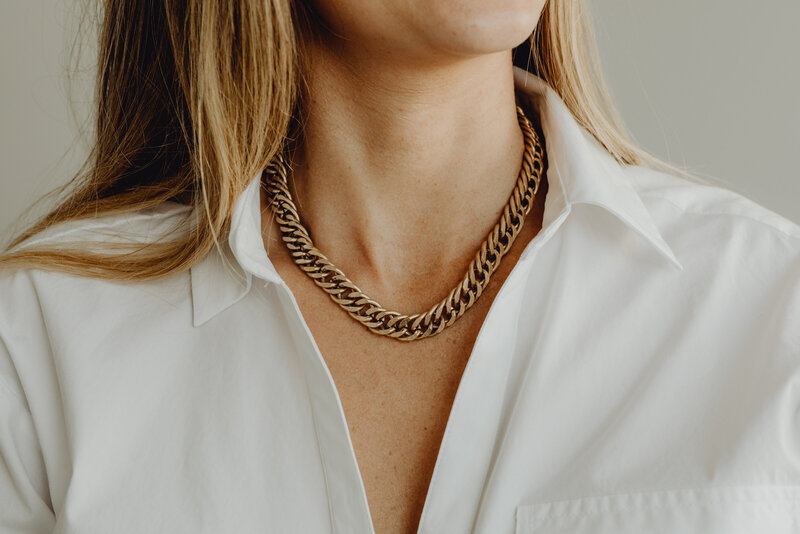 kaboompics_necklace-with-medium-curb-chain-gold-golden-jewelry-27539