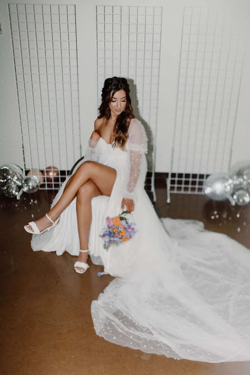 The-bride-is- sitting-with-a-wedding-bouquet