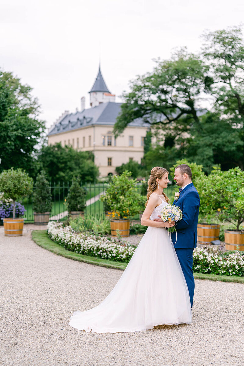 Svatební fotografie novomanželů ve fine art stylu na zámku čechy pod kosířem