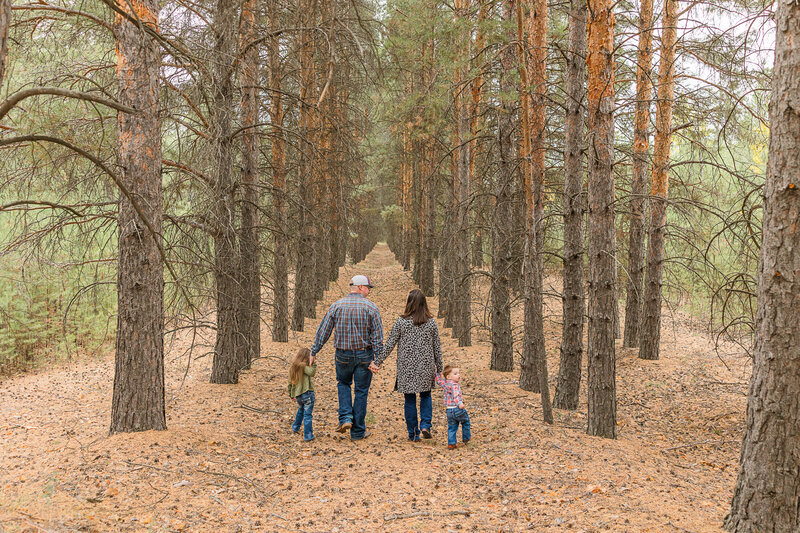 2024 krystal-moore-photography-moose-jaw-sask-forest-family-session-9