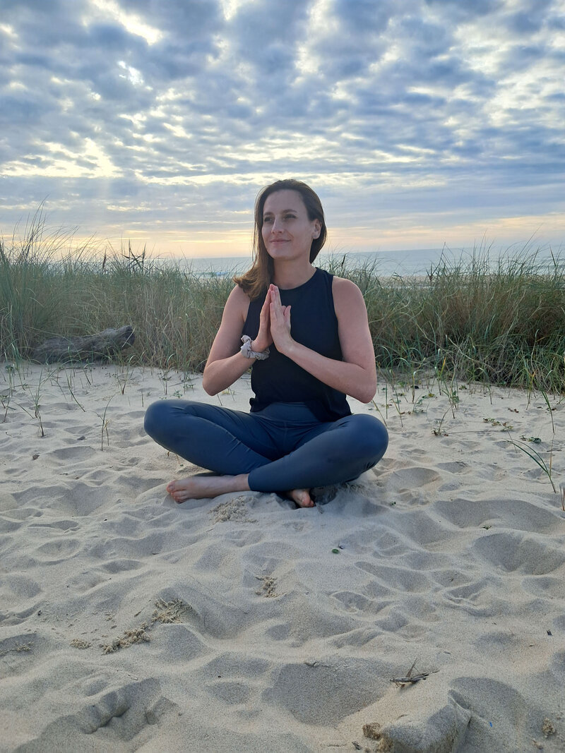 Sandra macht eine Yoga Übung mit einem Band