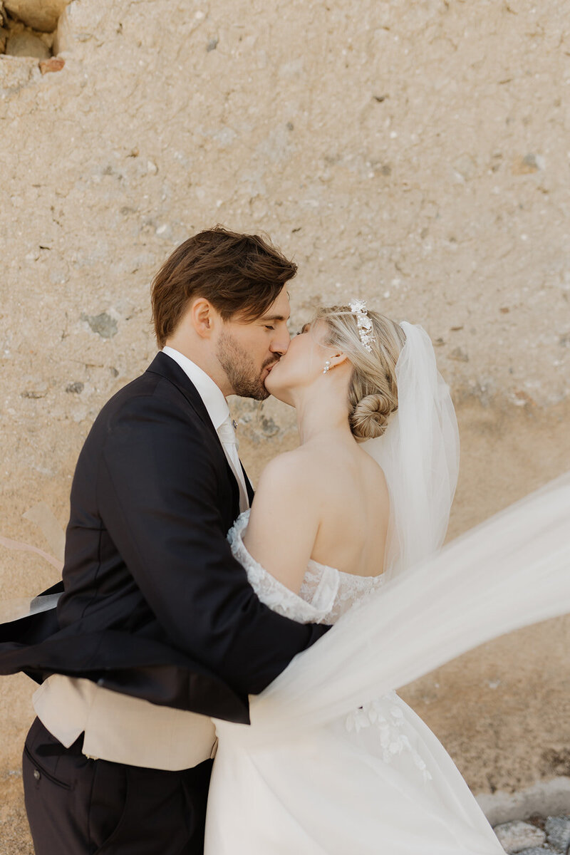 couple kissing at luxury wedding in switzerland