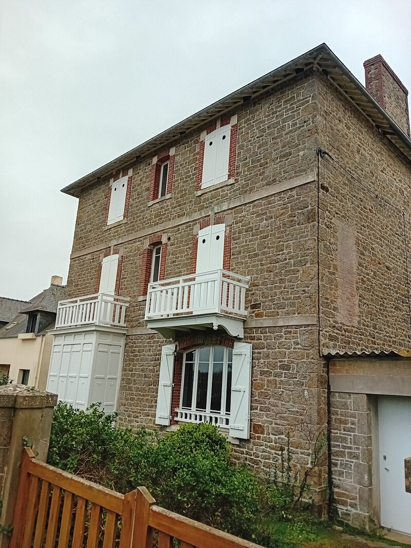 Des mains en poing, qui forment un cercle