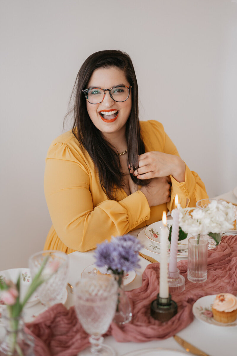 portrait of the owner of Henriette Dessert in Saint Jerome, showcasing her cakes 