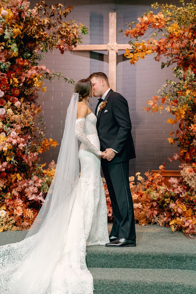 Autumn-Maximalist-Wedding-with-rich-tones-blue-velvet-draping-Ashley-Ludaescher-Photography-Vanessa-Noel-Events-0109