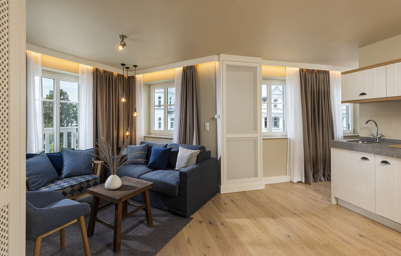 Blick auf den Erker mit gemütlicher Sitzecke in einer Suite im LOEV Hotel.