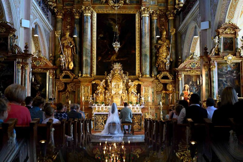 Brautpaar sitzt vor Altar in Klosterkirche Sankt Peter & Paul hochzeit Straubing-Bogen