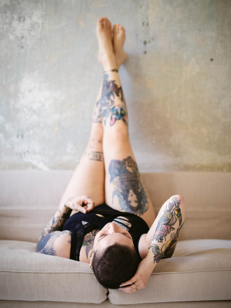 Kreatives Boudoir-Foto: Frau in moderner Lingerie, sanftes Licht und elegante Sinnlichkeit