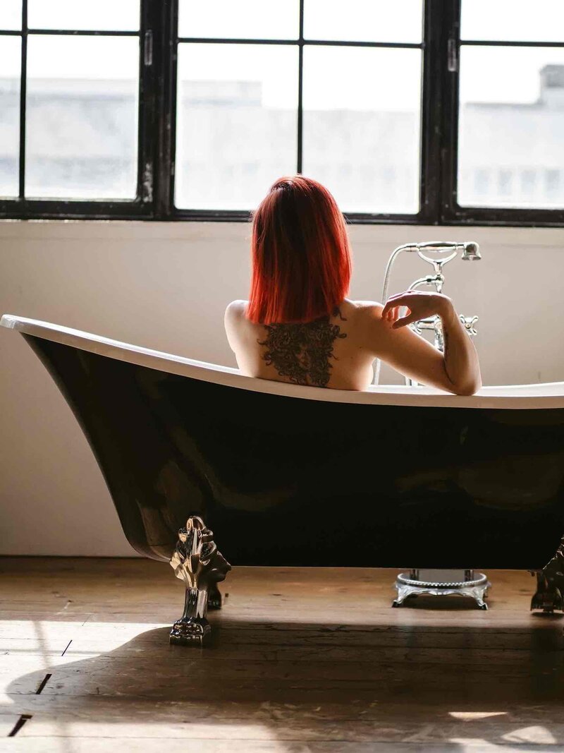 Boudoir Aufnahme einer Frau in der Badewanne, natürliche Ästhetik und intime Atmosphäre