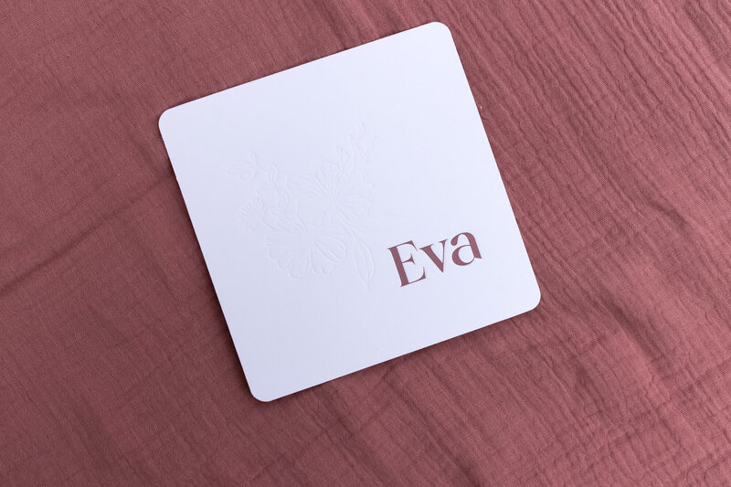 Luxe-geboortekaart-Eva-met-letterpress-en-bloemen