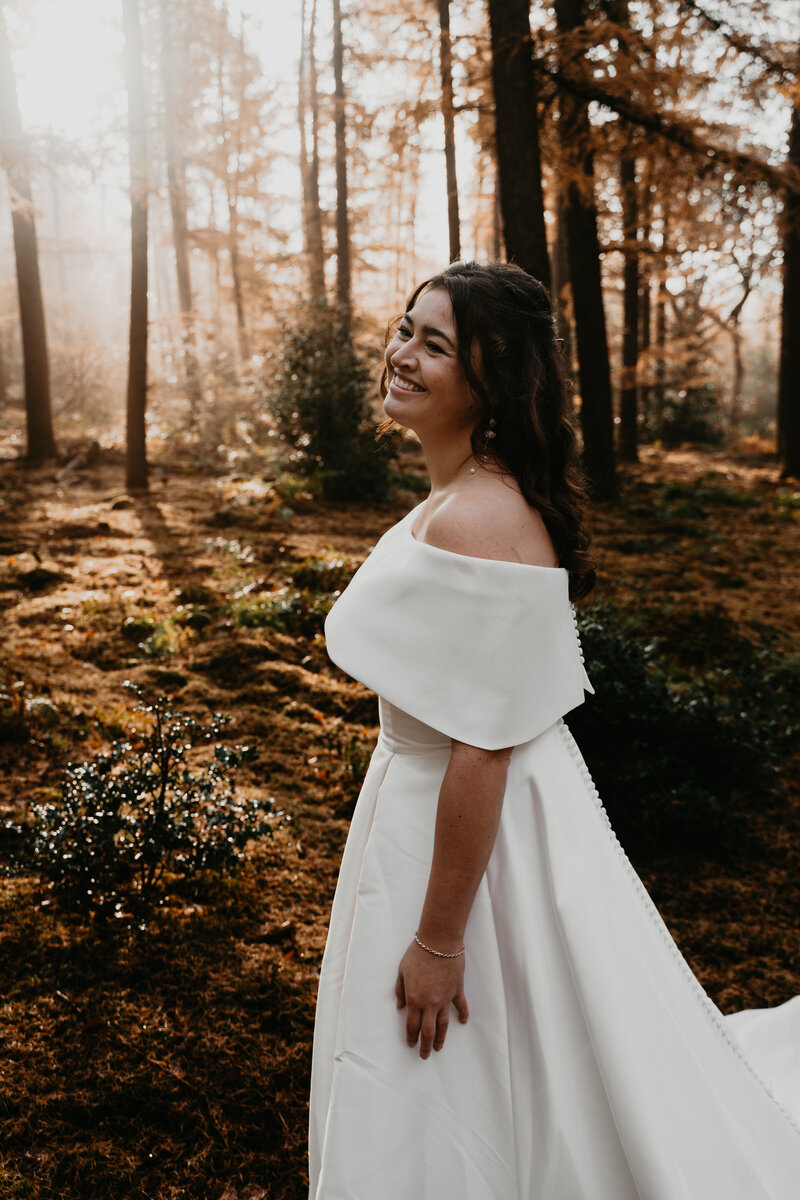 Bruidspaar tijdens zonsondergang