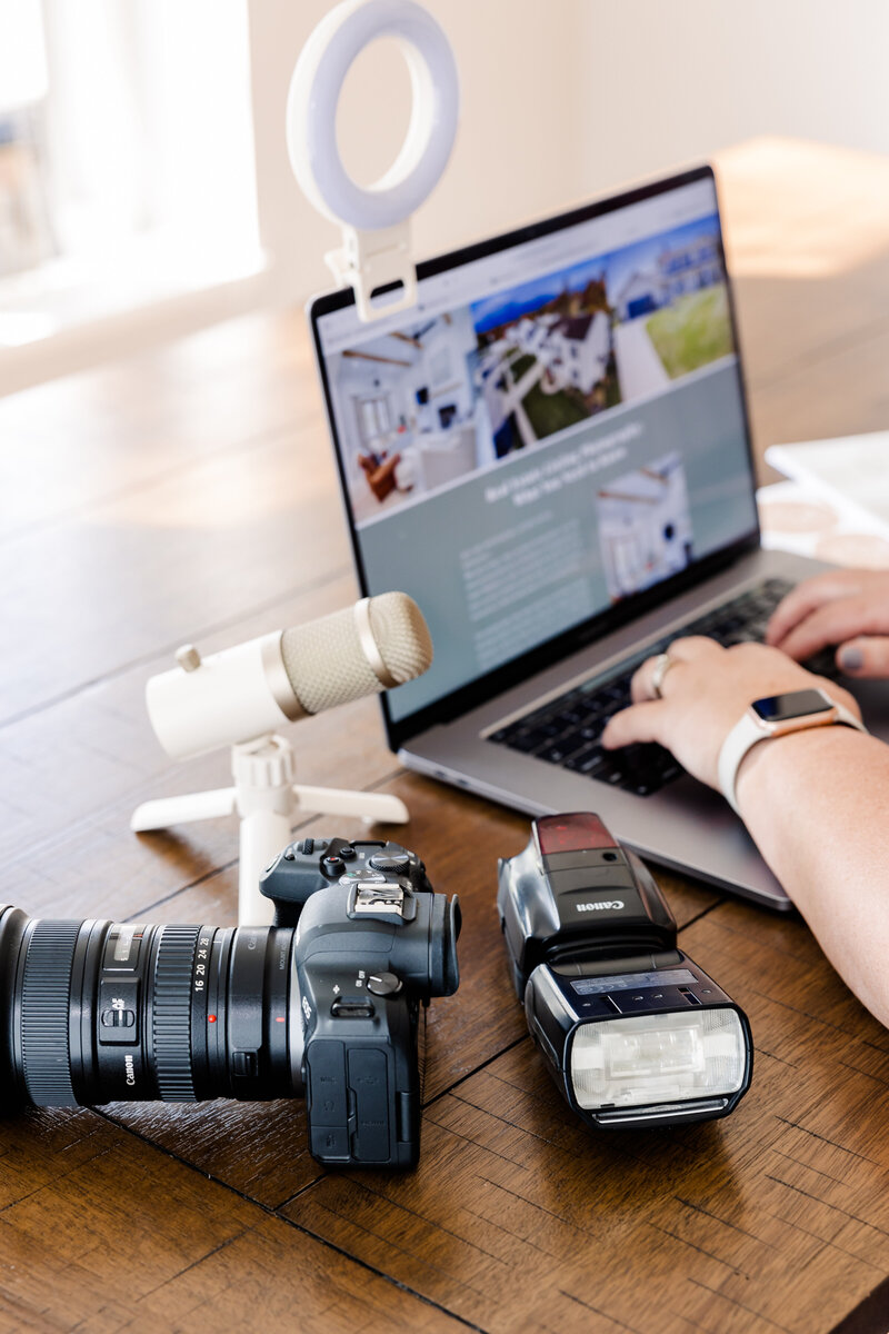 An insightful overview of Meg Williamson's coaching guide, accompanied by a detailed look at a camera with different lenses. The image reflects Meg’s expertise in photography and her commitment to educating aspiring photographers on the tools and techniques for success.