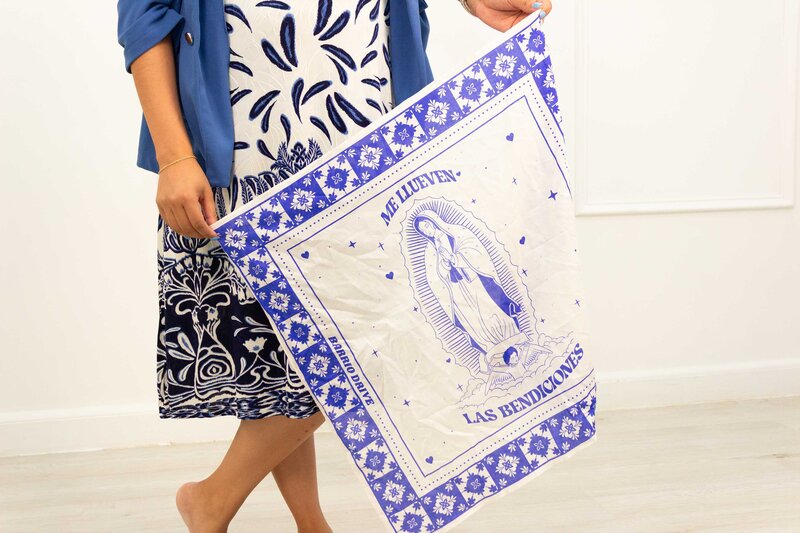 Bilingual mindset coach in a photo studio wearing a yellow and blue outfit, posing with an inspirational object