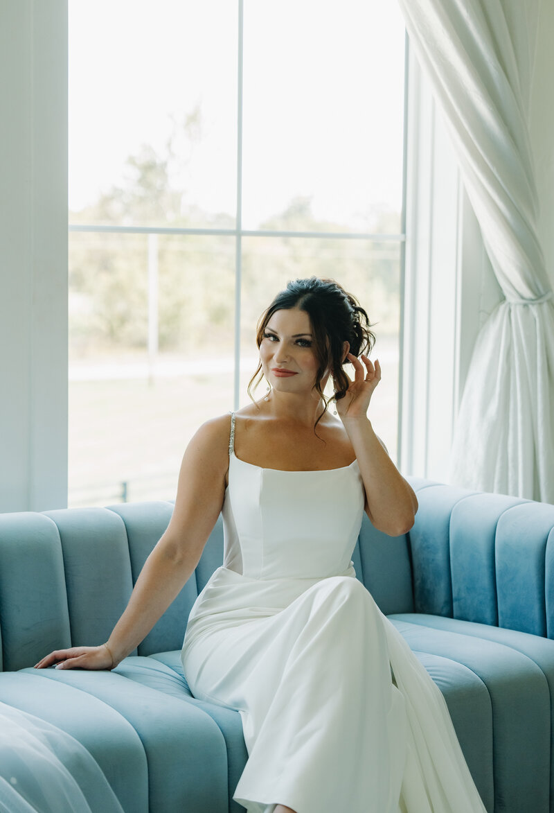 Indiana_Michigan_Wedding Planner_Zionsville_The Sixpence_Estate_Barn_Editorial_Bridal Fashion_Beautiful Bride