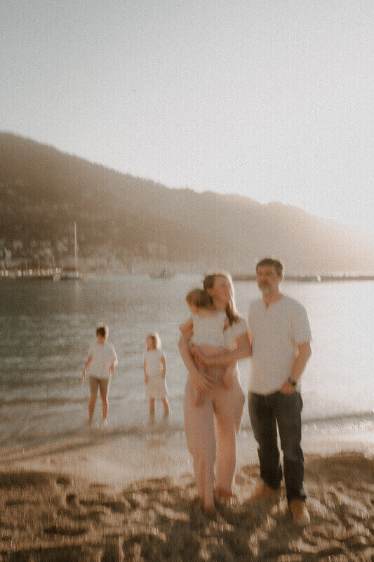 seance photo sur la plage des sablette en famille au lever du soleil