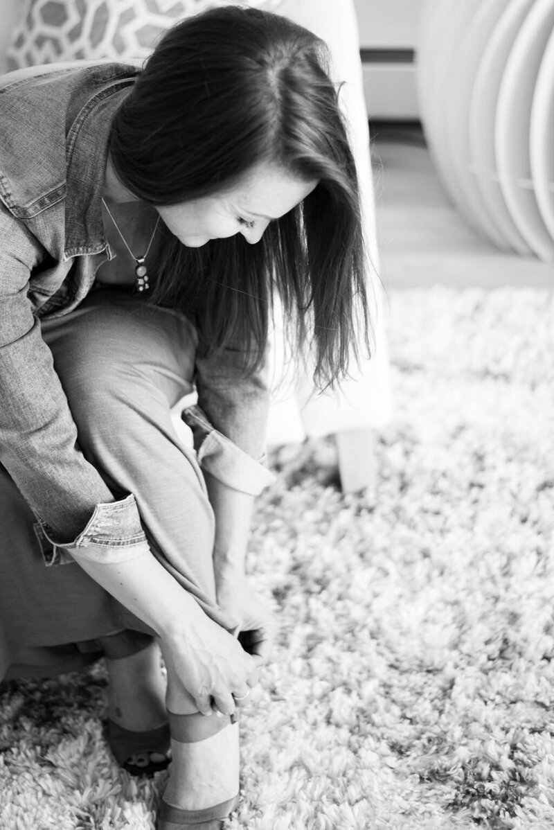 A portrait of Sarah Schweppe, helping women manifest their dream relationships and create fulfilling new chapters after divorce