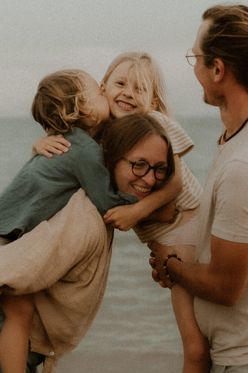 vos photos de famille a la plage avec une photographe des alpes maritimes