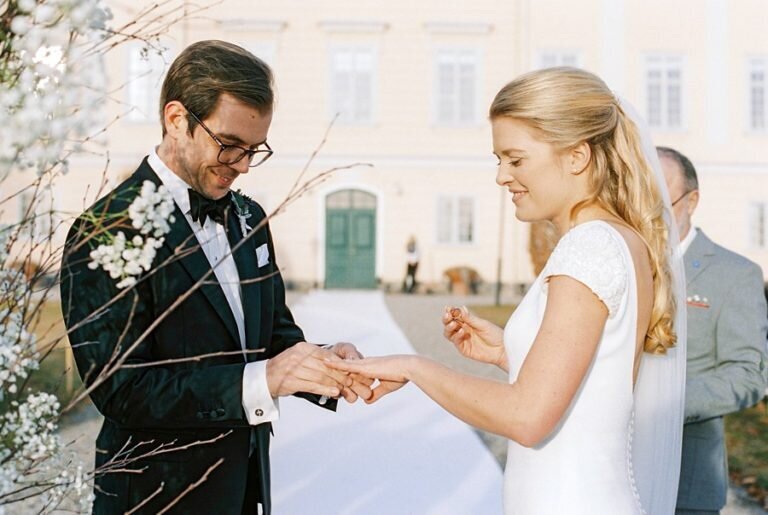 Outdoor-winter-wedding-Hedenlunda-Slott-Sweden-24-768x515