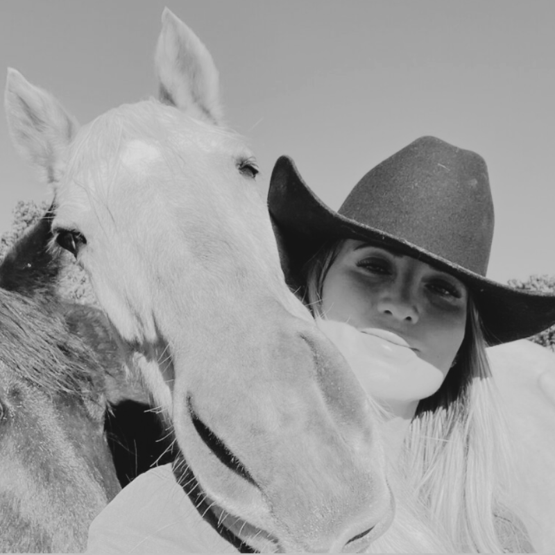 by becca photographer poses with horse