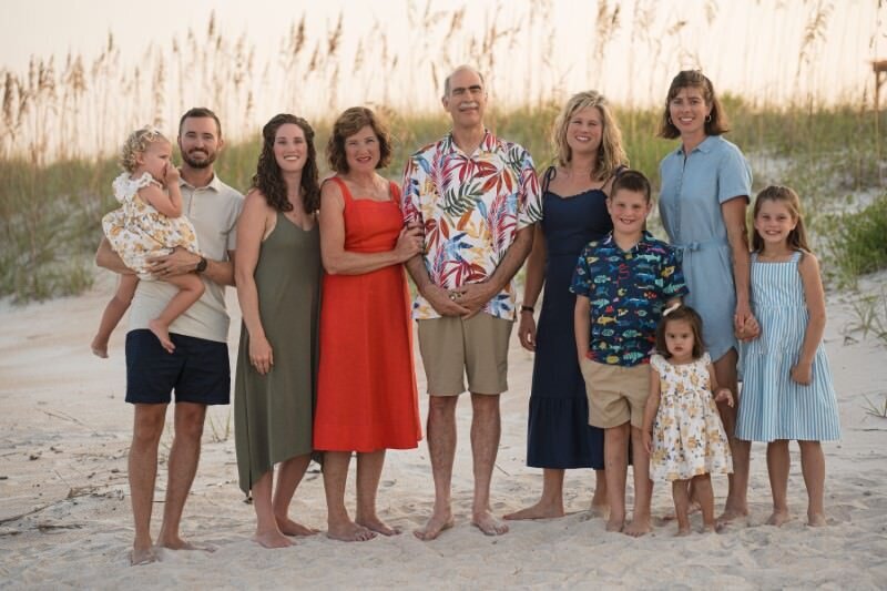 Family-gathering-at-the-beach