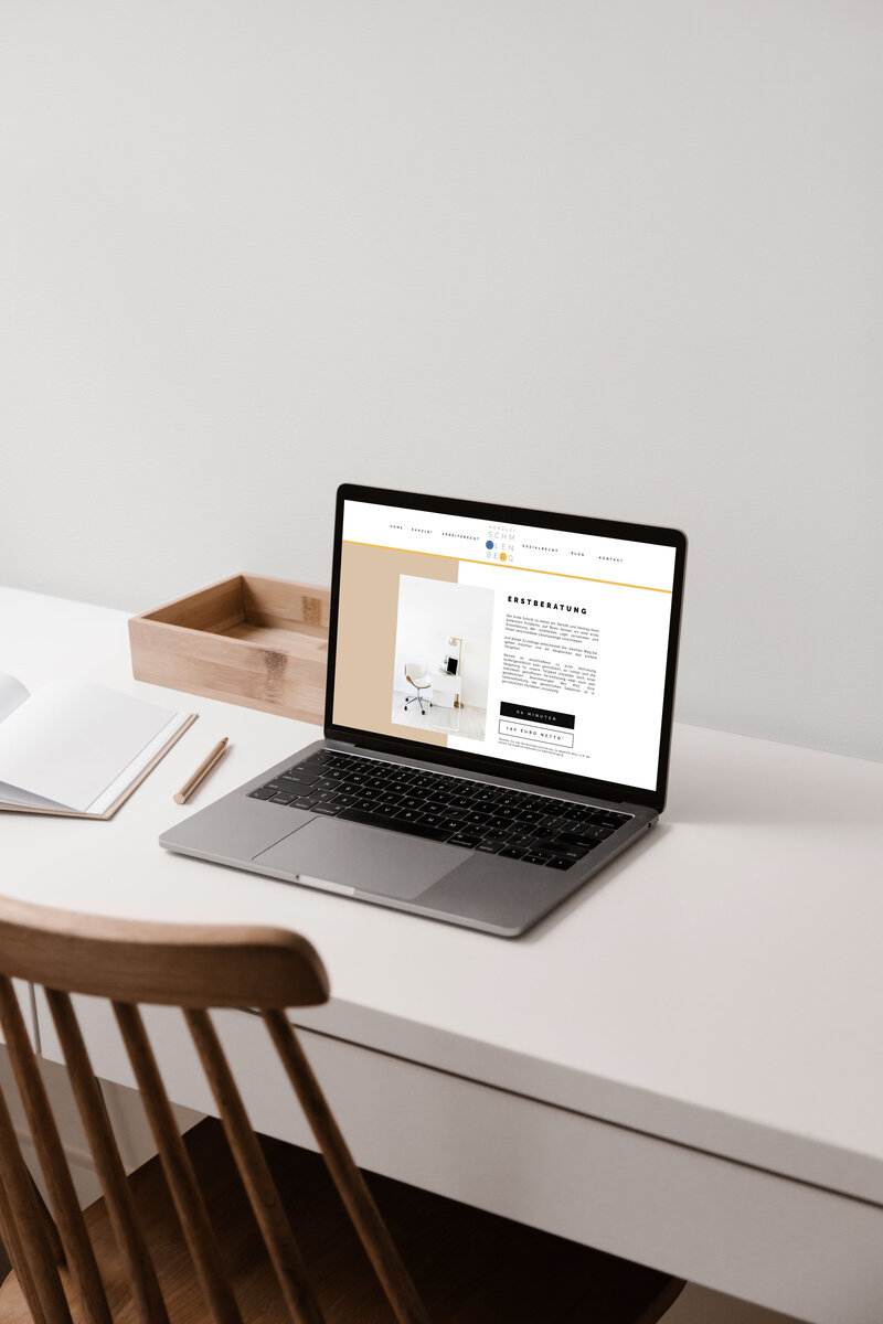 MacBook geöffnet mit einem Webdesign von Julia Weinberger