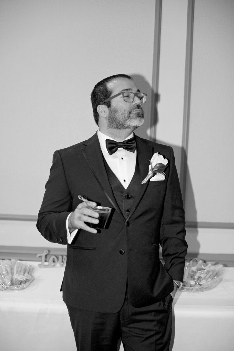 groom-whiskey-tuxedo-robin rogers photography-black and white