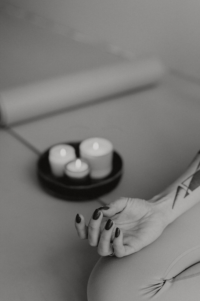 kaboompics_young-adult-woman-candles-meditation-28724