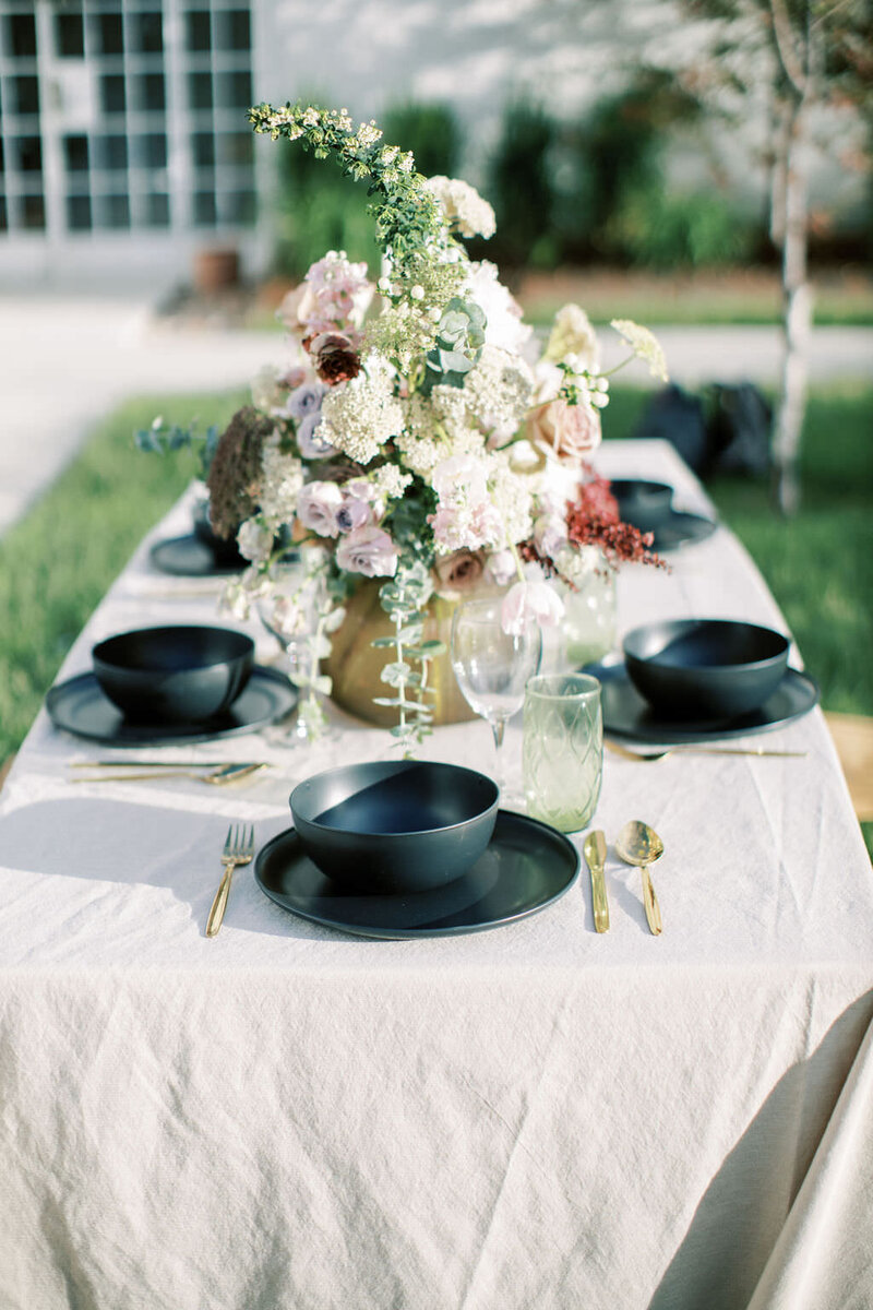black-sweethearts-table-wedding-flowers