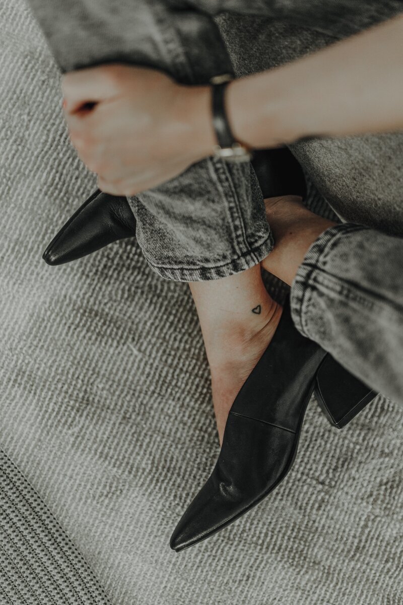 kaboompics_woman-wearing-grey-jeans-black-leather-high-heels-17946resize