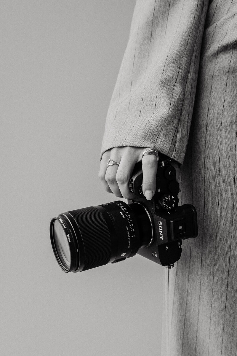 Fotograaf die camera vasthoudt