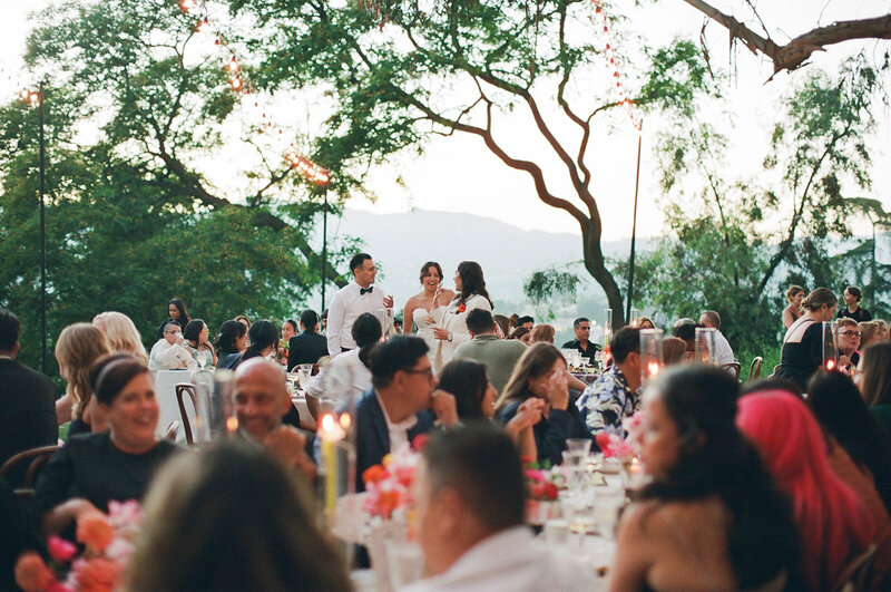 An outdoor wedding reception on the lawn of The Paramour Estate in Los Angeles, California. 