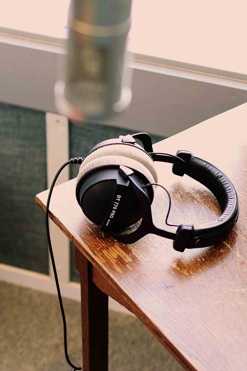 Earforce-Geluidsstudio-Amsterdam-Audio-Post-Voiceover-Geluidsproducties-muziek-podcast-webinar-studio-3-koptelefoon