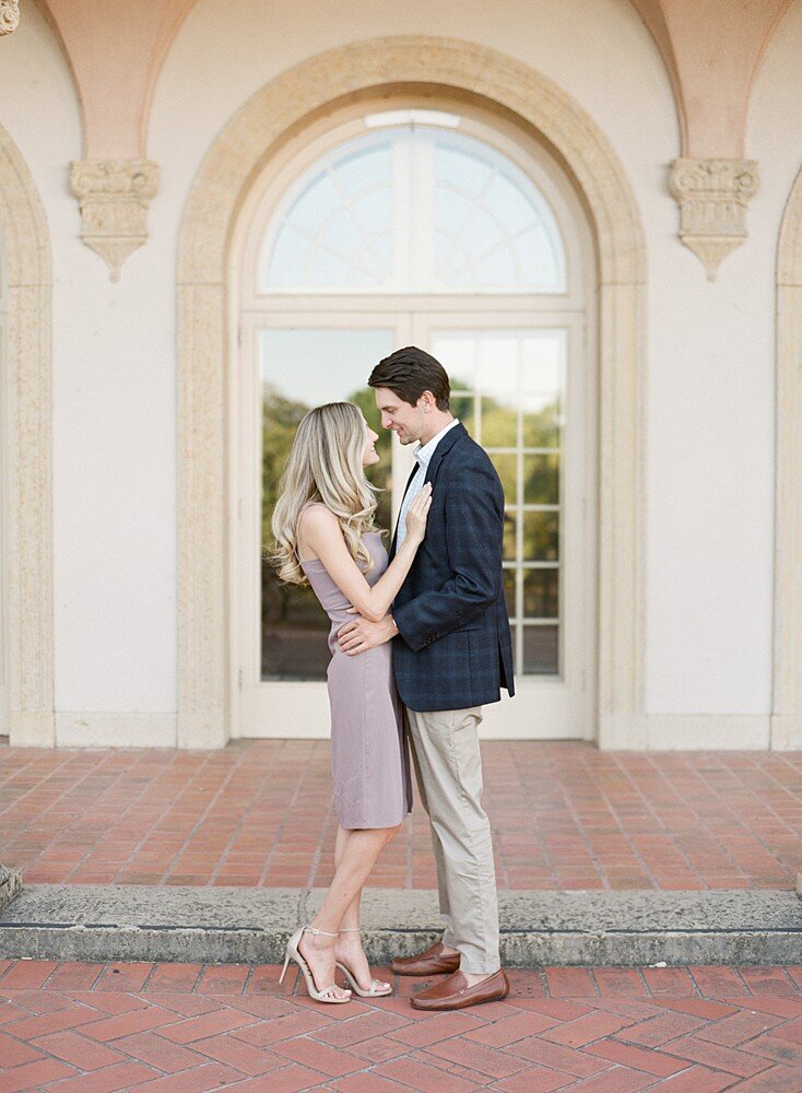 tulsa-wedding-photographer-engagement-session-at-the-philbrook-museum-laura-eddy-photography_0001