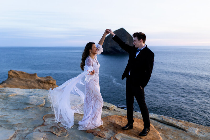 bride and groom on oregon coast