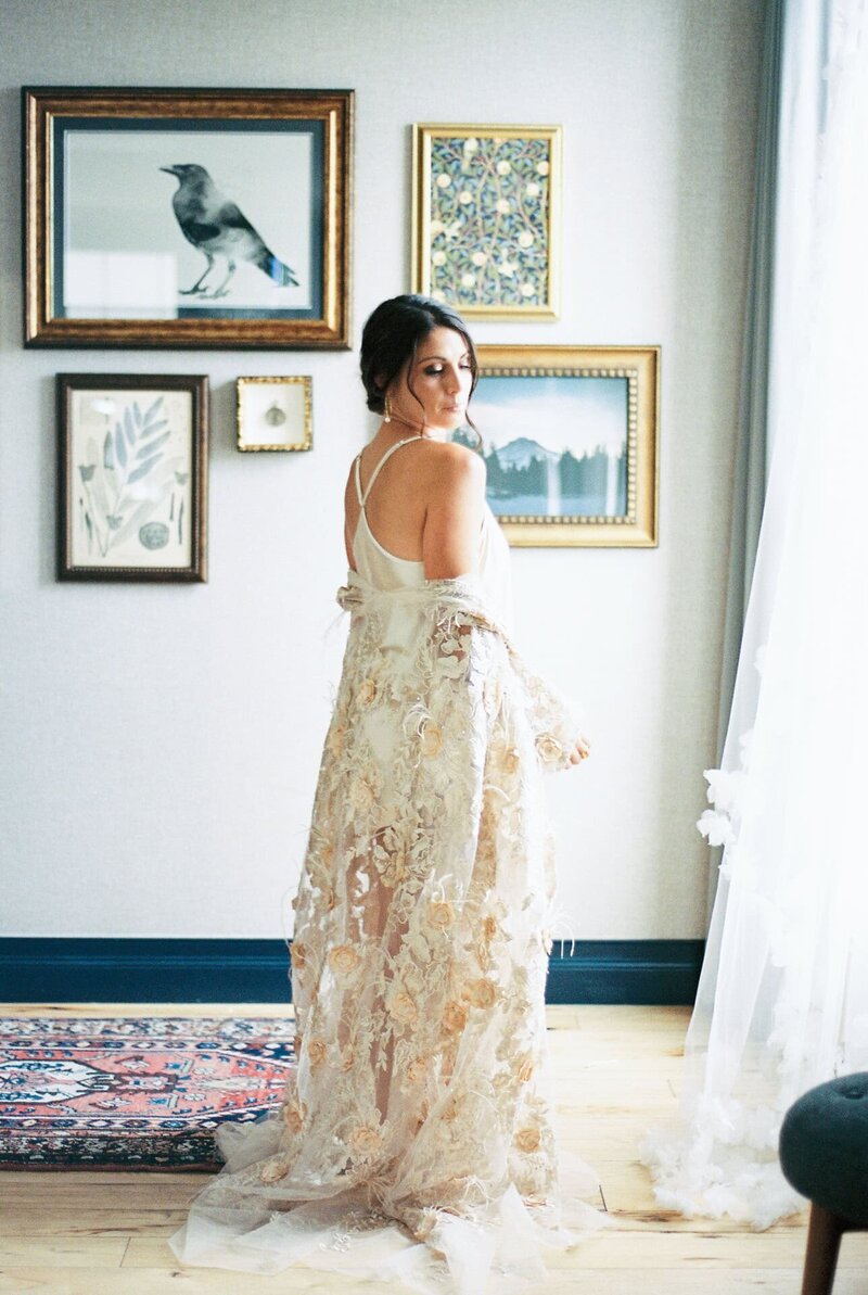 Getting_ready_portraits_editorial_wedding_photographer_Josie_V_Photography-5