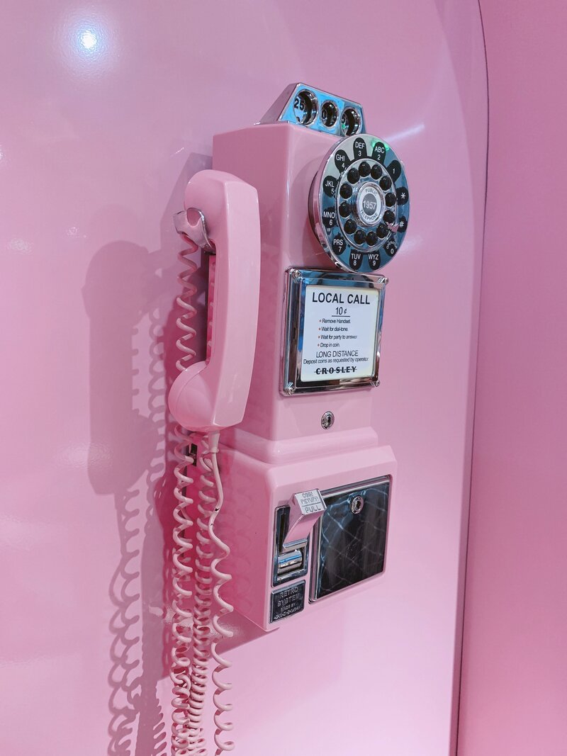 pink phone xiaoxia-xu-ksRKwb9EEQ0-unsplash