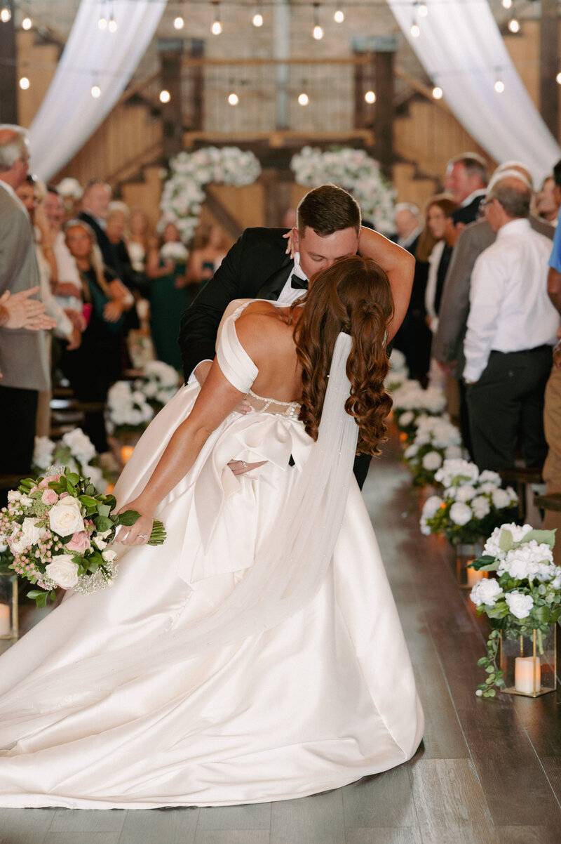 VINTAGE_KAITLYN_PHOTOGRAPHY_Lucie_Matthew_Wedding-33