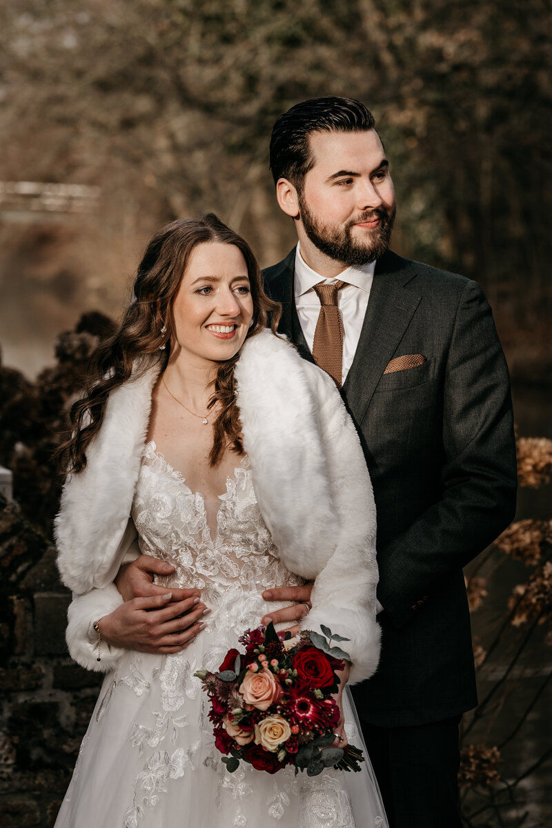 Bruidspaar in het bos tijdens de fotoshoot