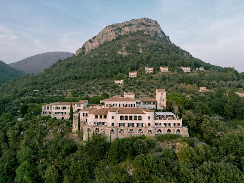 Luxury destination wedding venue in the South of France, Château Saint-Martin is an exclusive venue on the French Riviera that offers the perfect setting for a  beautiful wedding in France