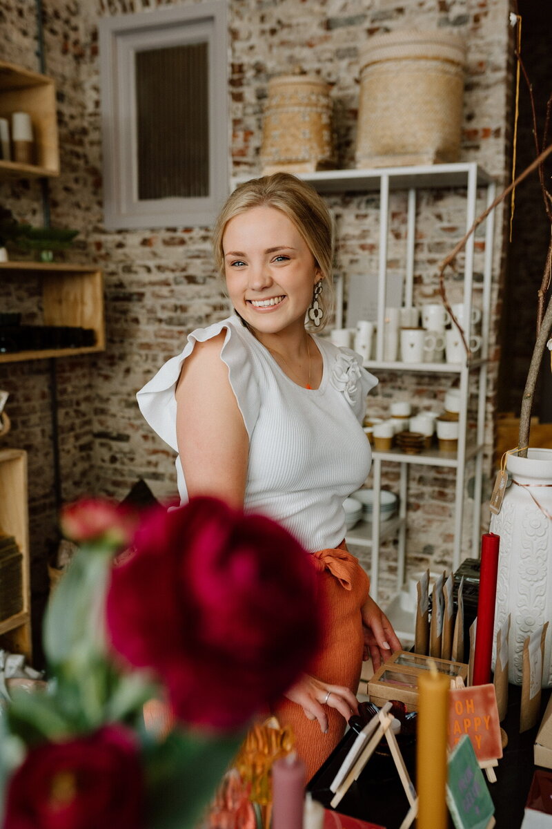Portret van Marith die de geboortekaartjes en trouwkaarten maakt en fotografeert