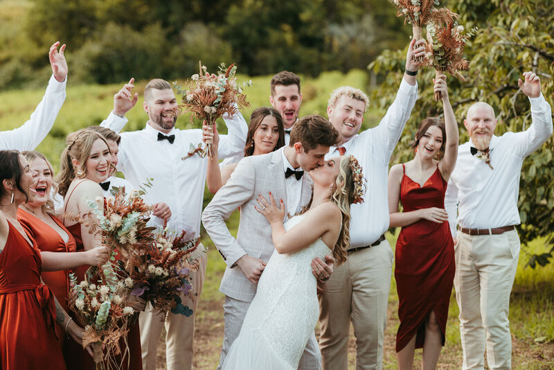 bridal-party-dip-kiss-photographer