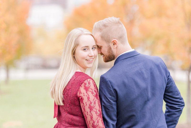 downtown-columbus-ohio-fall-engagement-photos-at-the-scioto-mile_1148