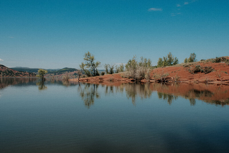Couple se faisant un bisou au lac du salagou