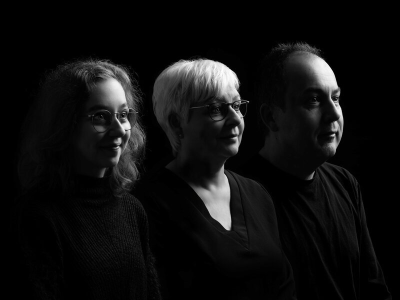 Prachtig generatieportret met oma, moeder en kleindochter samen vastgelegd in een warme en tijdloze fotoshoot bij Studio 2Shoot in Eijsden.

