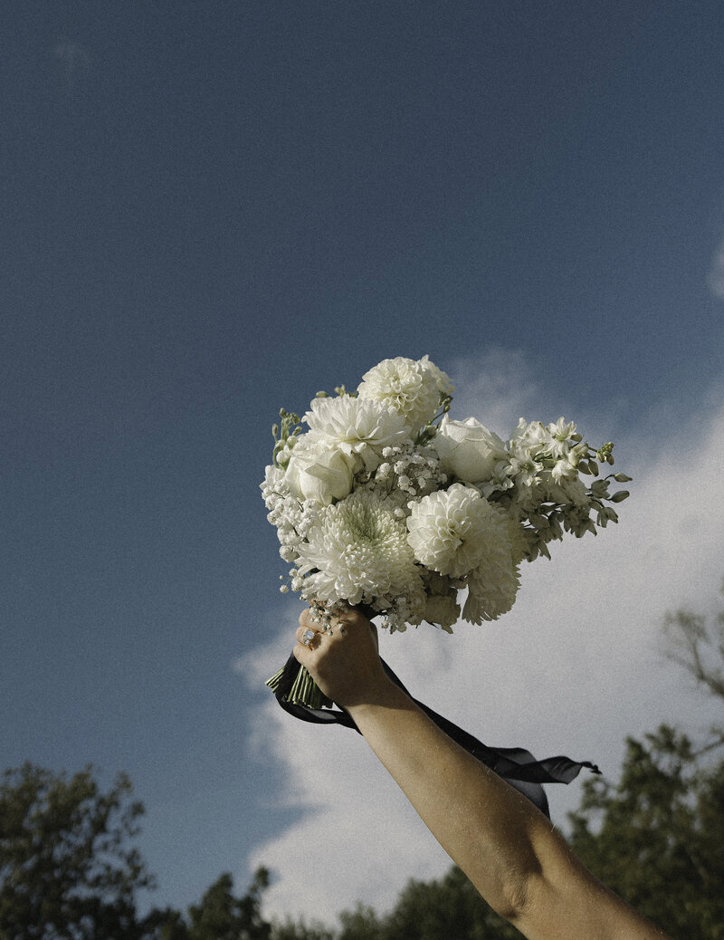 Indiana_Michigan_Wedding Planner_Zionsville_The Sixpence_Estate_Barn_Editorial_Bridal Fashion_Bouquet