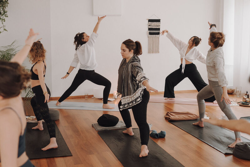 eine Gruppe von Frauen praktiziert Yoga im Inflow Yogastudio in Gießen