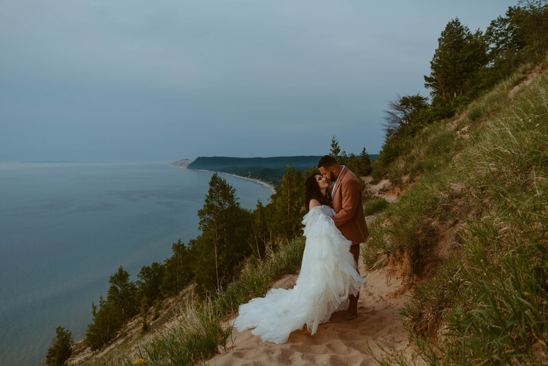 empire-bluff-trail-traverse-city-michigan-elopement-michigan-wedding-photographer-alisciamariephotography-6367