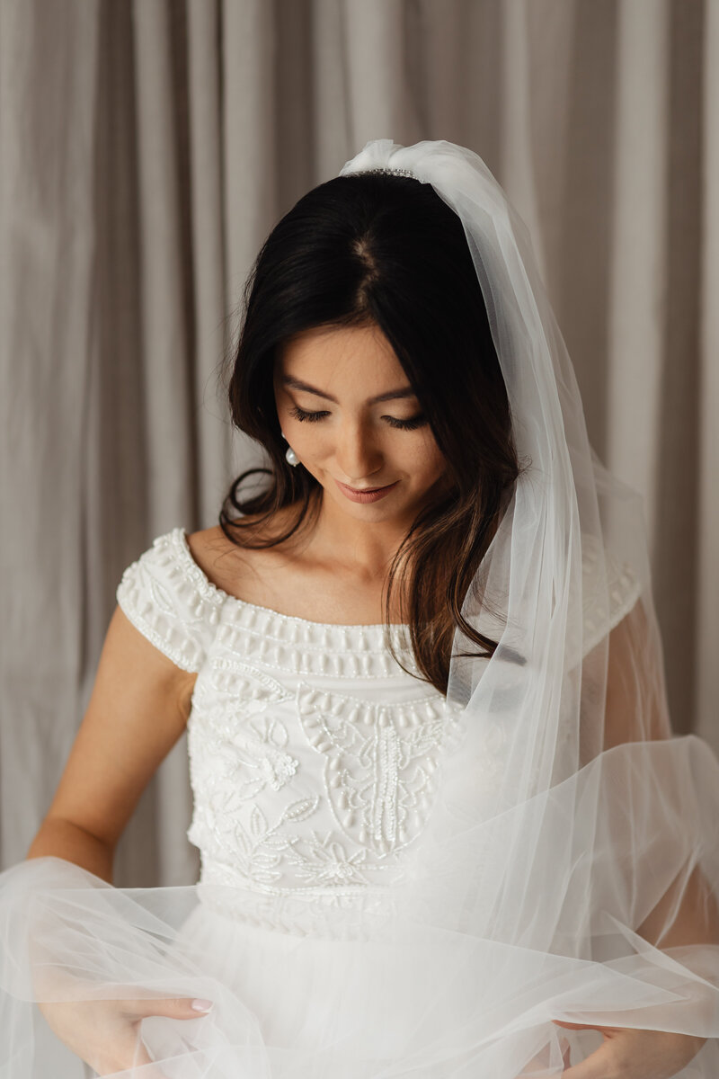 kaboompics_wedding-bride-earring-jewelry-portrait-veil-29759