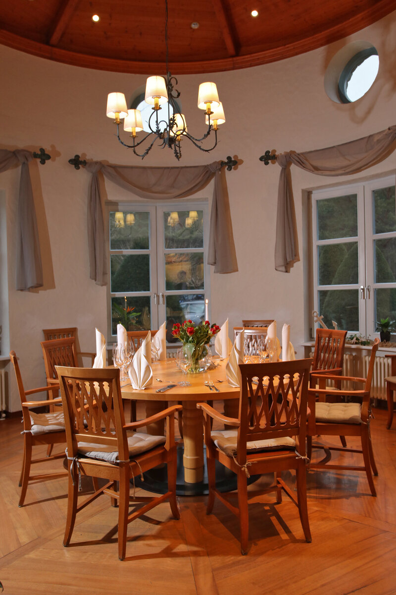 Gedeckter runder Tisch im Gartenrestaurant im Hotel Bernstein.